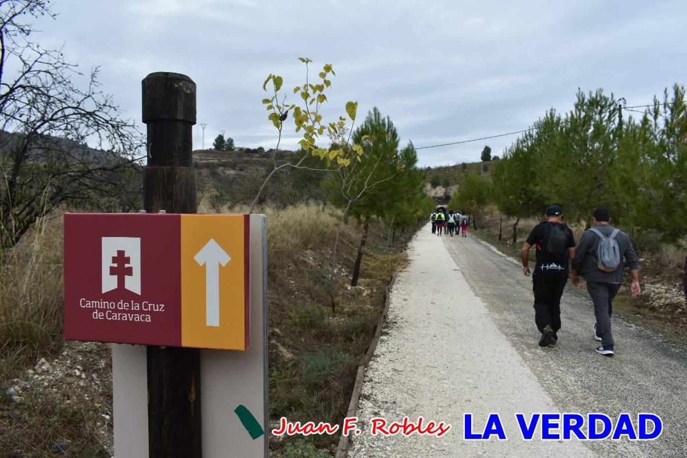 Unas 200 personas de Granja de Rocamora, Abanilla y Ulea finalizaron ayer el recorrido, a pide, de los 120 kilómetros que separan la localidad alicantina de Caravaca de la Cruz. Los cuatro municipios comparten la devoción a sendos Lignum Crucis que se veneran en cada una de las localidades. Ayer recorrieron la última etapa, desde Bullas hasta basílica de la Vera Cruz en una ceremonia oficiada por el rector, Emilio Sánchez, y en la que estuvieron presentes los representantes de las instituciones religiosas que organizaban la peregrinación y una representación de los ocho Ayuntamientos que atraviesa este camino.