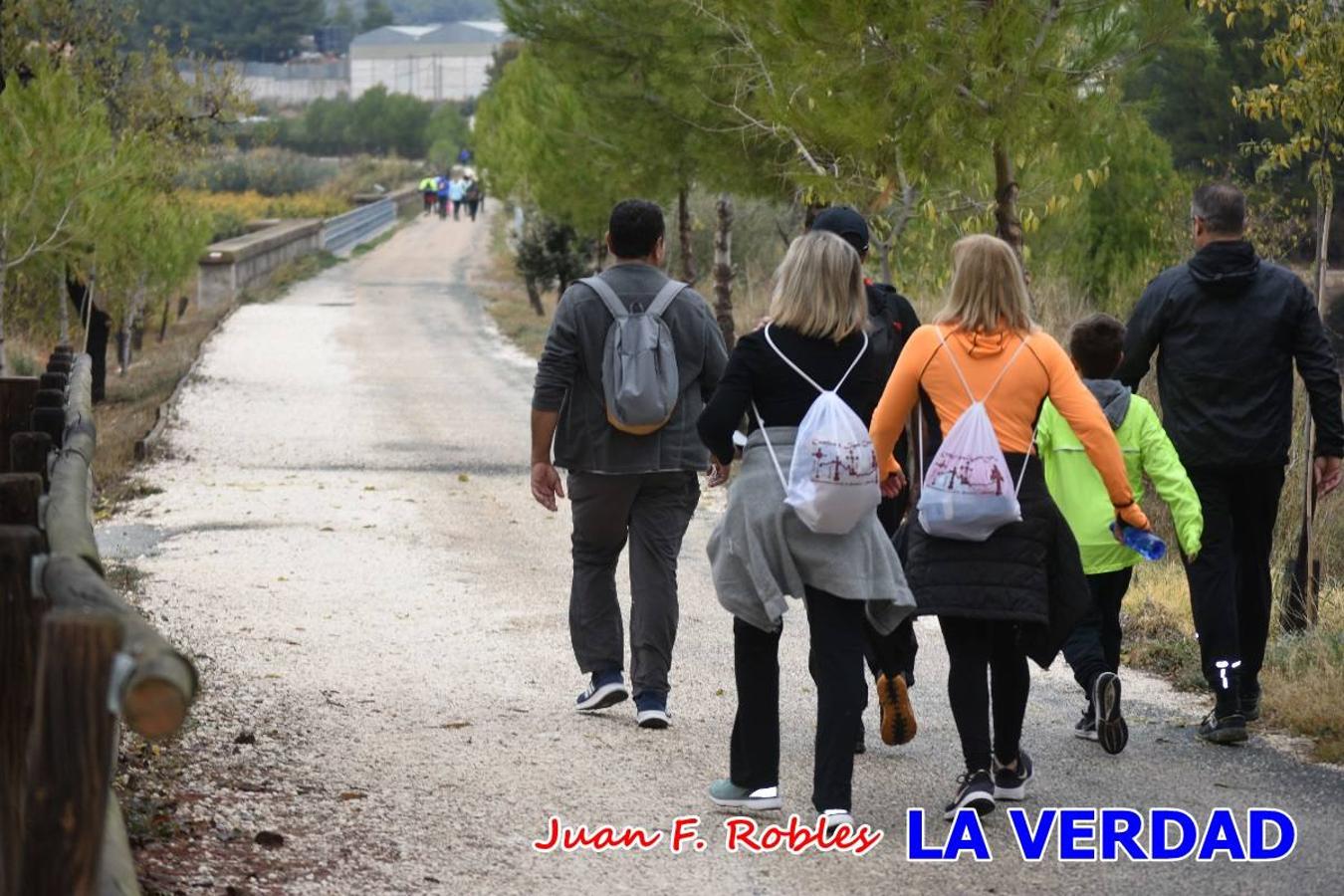 Unas 200 personas de Granja de Rocamora, Abanilla y Ulea finalizaron ayer el recorrido, a pide, de los 120 kilómetros que separan la localidad alicantina de Caravaca de la Cruz. Los cuatro municipios comparten la devoción a sendos Lignum Crucis que se veneran en cada una de las localidades. Ayer recorrieron la última etapa, desde Bullas hasta basílica de la Vera Cruz en una ceremonia oficiada por el rector, Emilio Sánchez, y en la que estuvieron presentes los representantes de las instituciones religiosas que organizaban la peregrinación y una representación de los ocho Ayuntamientos que atraviesa este camino.