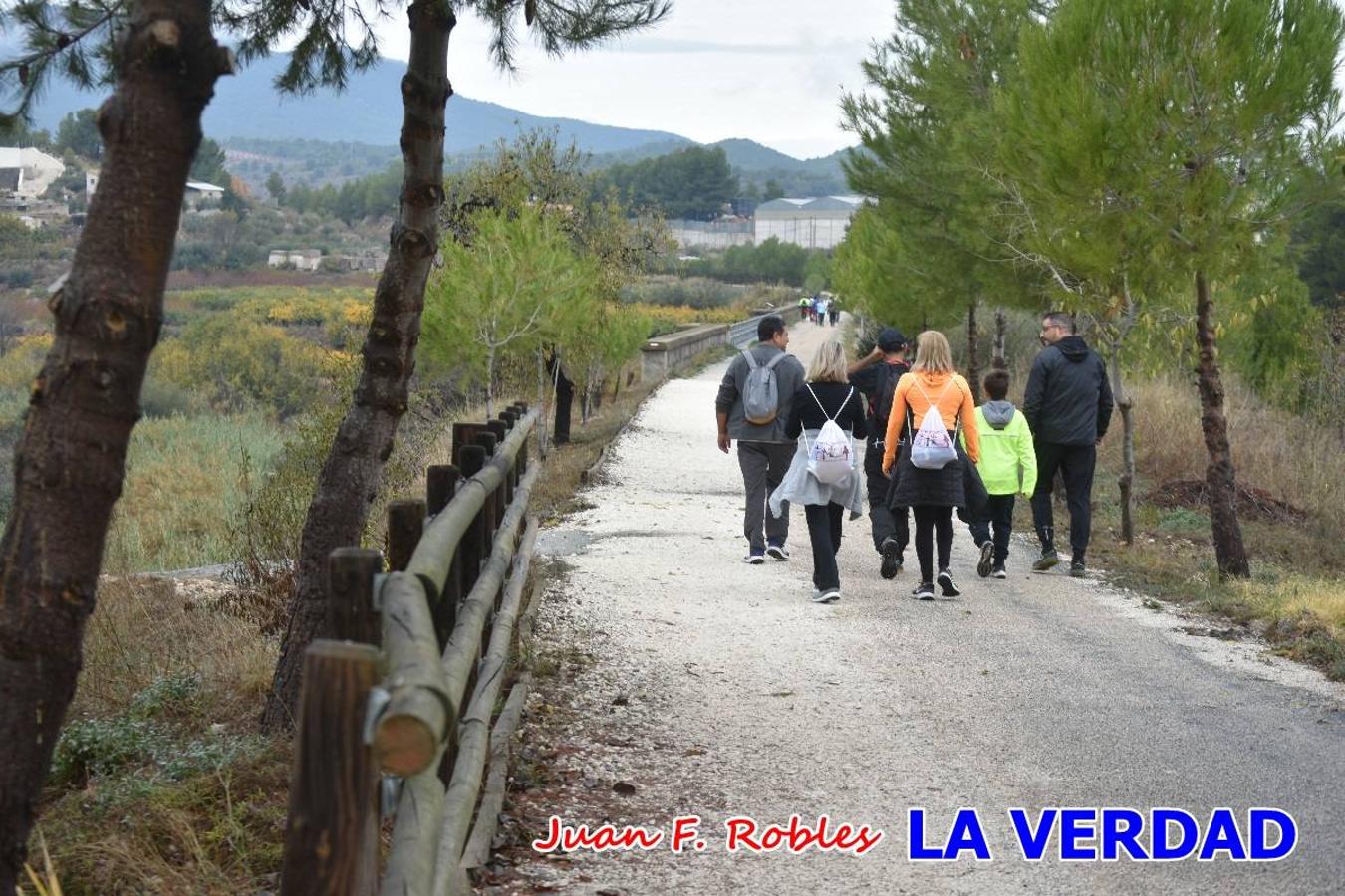 Unas 200 personas de Granja de Rocamora, Abanilla y Ulea finalizaron ayer el recorrido, a pide, de los 120 kilómetros que separan la localidad alicantina de Caravaca de la Cruz. Los cuatro municipios comparten la devoción a sendos Lignum Crucis que se veneran en cada una de las localidades. Ayer recorrieron la última etapa, desde Bullas hasta basílica de la Vera Cruz en una ceremonia oficiada por el rector, Emilio Sánchez, y en la que estuvieron presentes los representantes de las instituciones religiosas que organizaban la peregrinación y una representación de los ocho Ayuntamientos que atraviesa este camino.