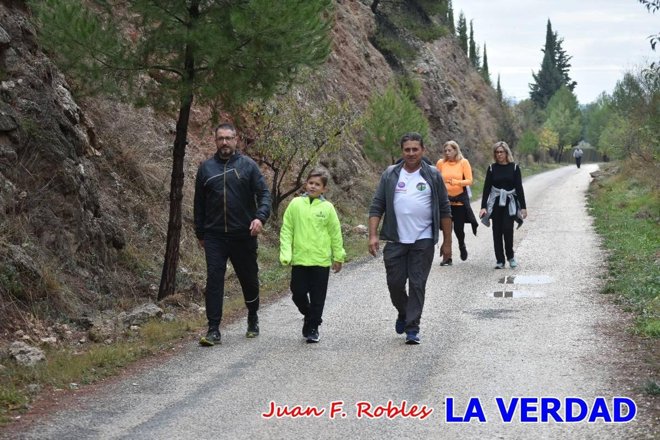 Unas 200 personas de Granja de Rocamora, Abanilla y Ulea finalizaron ayer el recorrido, a pide, de los 120 kilómetros que separan la localidad alicantina de Caravaca de la Cruz. Los cuatro municipios comparten la devoción a sendos Lignum Crucis que se veneran en cada una de las localidades. Ayer recorrieron la última etapa, desde Bullas hasta basílica de la Vera Cruz en una ceremonia oficiada por el rector, Emilio Sánchez, y en la que estuvieron presentes los representantes de las instituciones religiosas que organizaban la peregrinación y una representación de los ocho Ayuntamientos que atraviesa este camino.