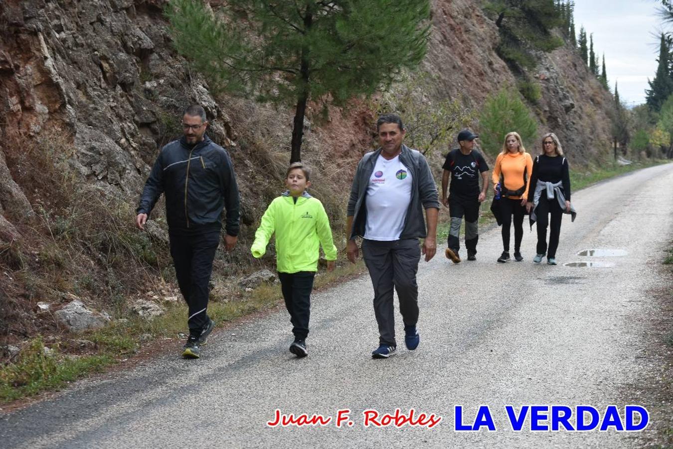 Unas 200 personas de Granja de Rocamora, Abanilla y Ulea finalizaron ayer el recorrido, a pide, de los 120 kilómetros que separan la localidad alicantina de Caravaca de la Cruz. Los cuatro municipios comparten la devoción a sendos Lignum Crucis que se veneran en cada una de las localidades. Ayer recorrieron la última etapa, desde Bullas hasta basílica de la Vera Cruz en una ceremonia oficiada por el rector, Emilio Sánchez, y en la que estuvieron presentes los representantes de las instituciones religiosas que organizaban la peregrinación y una representación de los ocho Ayuntamientos que atraviesa este camino.