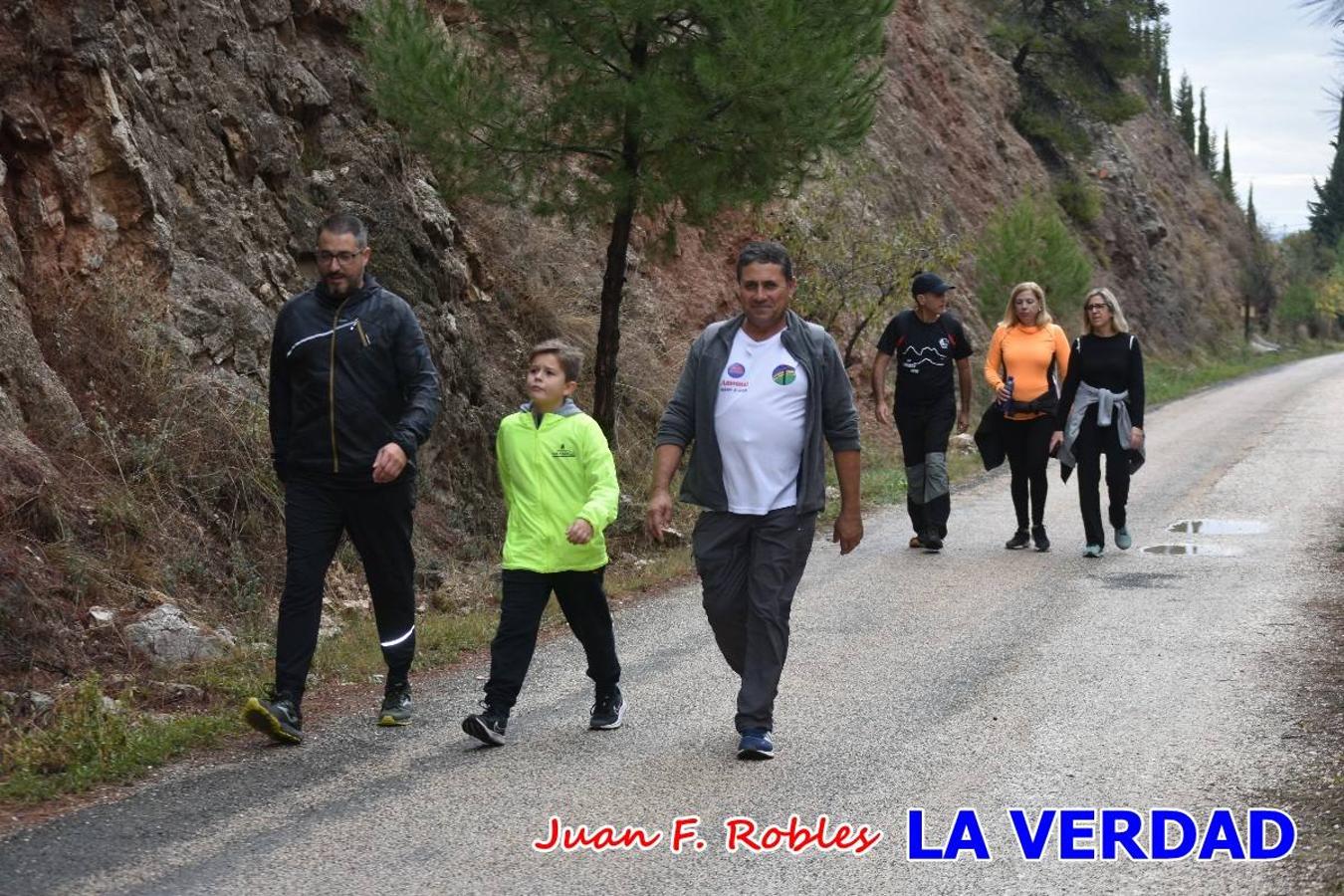 Unas 200 personas de Granja de Rocamora, Abanilla y Ulea finalizaron ayer el recorrido, a pide, de los 120 kilómetros que separan la localidad alicantina de Caravaca de la Cruz. Los cuatro municipios comparten la devoción a sendos Lignum Crucis que se veneran en cada una de las localidades. Ayer recorrieron la última etapa, desde Bullas hasta basílica de la Vera Cruz en una ceremonia oficiada por el rector, Emilio Sánchez, y en la que estuvieron presentes los representantes de las instituciones religiosas que organizaban la peregrinación y una representación de los ocho Ayuntamientos que atraviesa este camino.