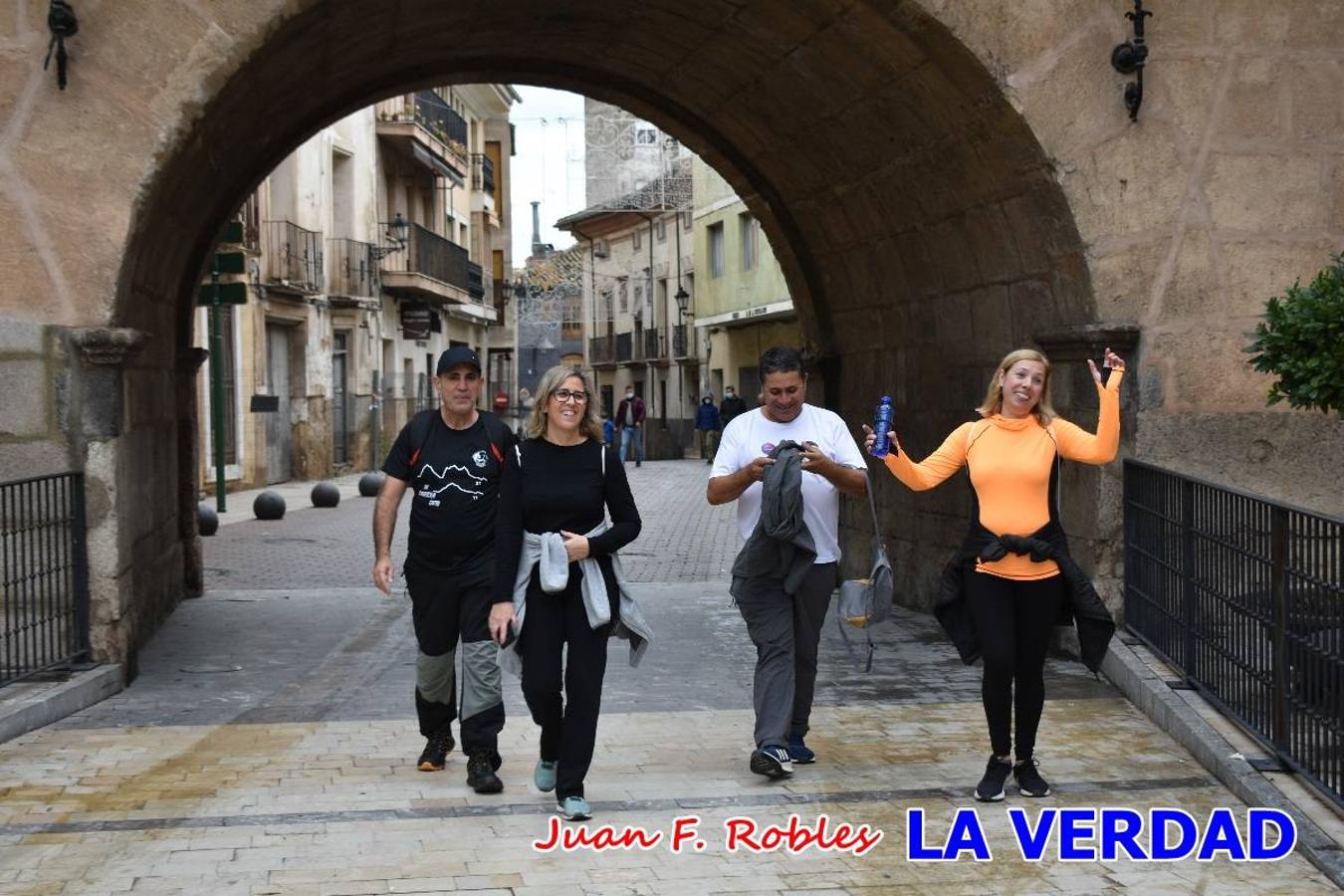 Unas 200 personas de Granja de Rocamora, Abanilla y Ulea finalizaron ayer el recorrido, a pide, de los 120 kilómetros que separan la localidad alicantina de Caravaca de la Cruz. Los cuatro municipios comparten la devoción a sendos Lignum Crucis que se veneran en cada una de las localidades. Ayer recorrieron la última etapa, desde Bullas hasta basílica de la Vera Cruz en una ceremonia oficiada por el rector, Emilio Sánchez, y en la que estuvieron presentes los representantes de las instituciones religiosas que organizaban la peregrinación y una representación de los ocho Ayuntamientos que atraviesa este camino.