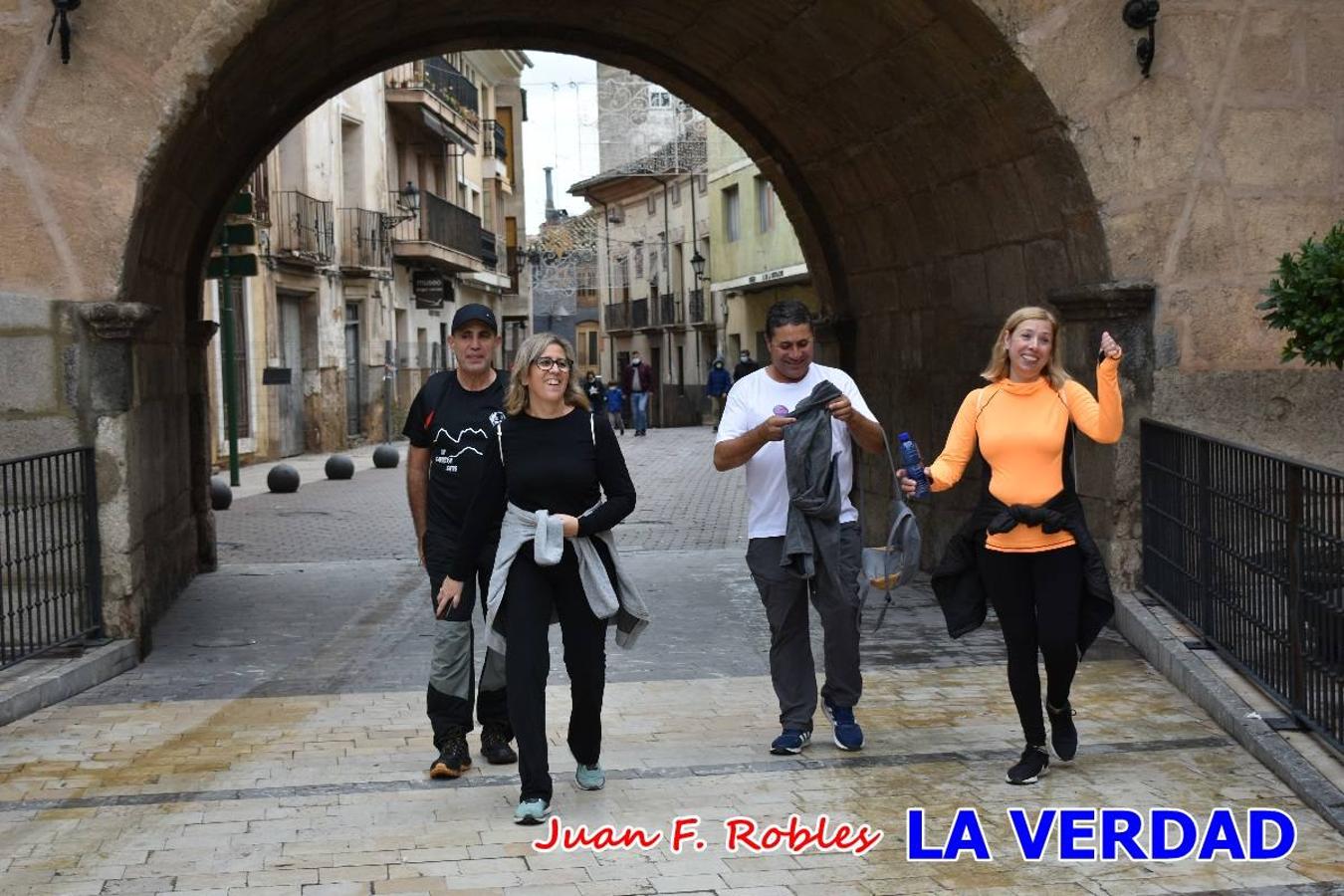 Unas 200 personas de Granja de Rocamora, Abanilla y Ulea finalizaron ayer el recorrido, a pide, de los 120 kilómetros que separan la localidad alicantina de Caravaca de la Cruz. Los cuatro municipios comparten la devoción a sendos Lignum Crucis que se veneran en cada una de las localidades. Ayer recorrieron la última etapa, desde Bullas hasta basílica de la Vera Cruz en una ceremonia oficiada por el rector, Emilio Sánchez, y en la que estuvieron presentes los representantes de las instituciones religiosas que organizaban la peregrinación y una representación de los ocho Ayuntamientos que atraviesa este camino.