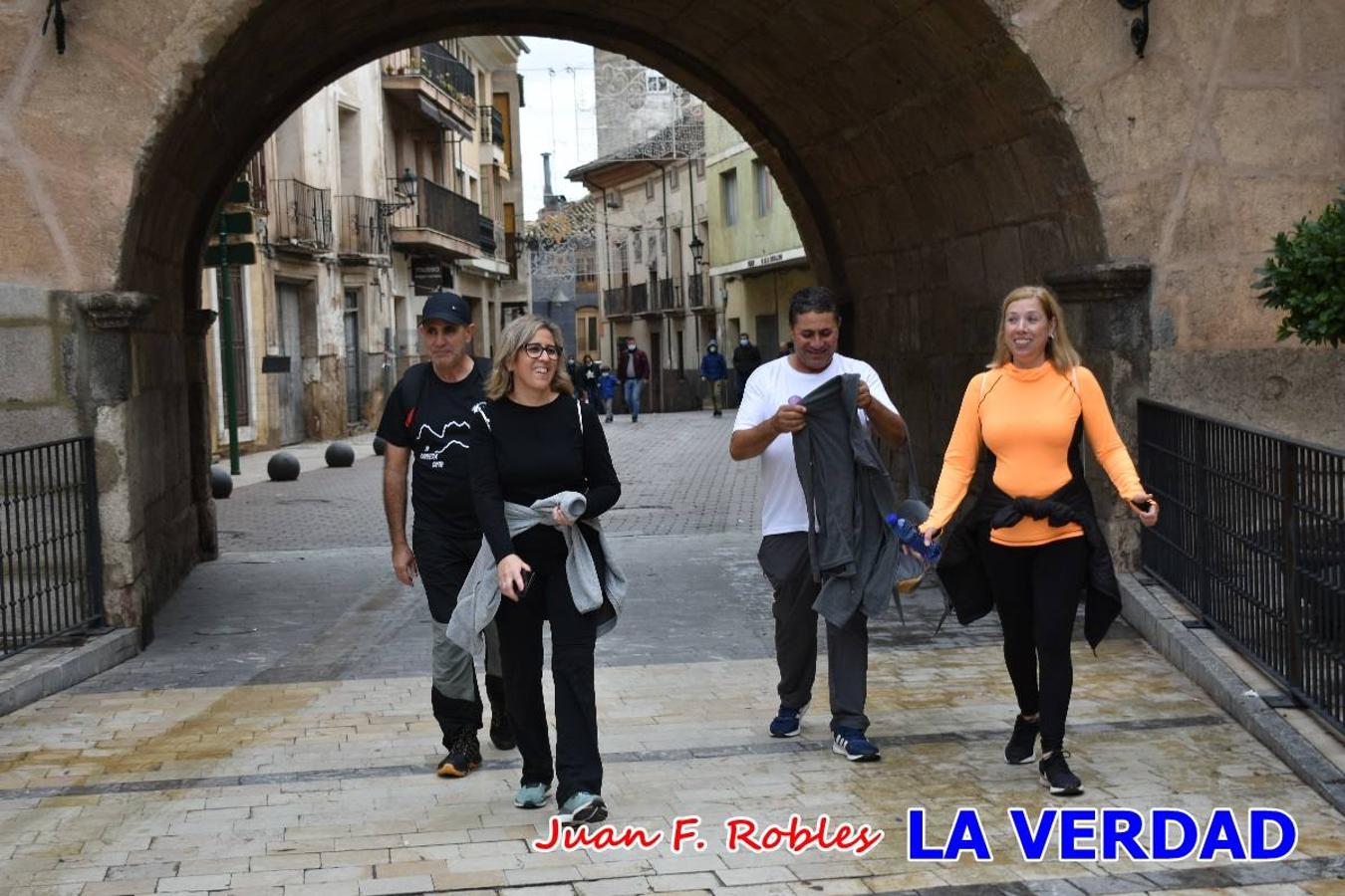 Unas 200 personas de Granja de Rocamora, Abanilla y Ulea finalizaron ayer el recorrido, a pide, de los 120 kilómetros que separan la localidad alicantina de Caravaca de la Cruz. Los cuatro municipios comparten la devoción a sendos Lignum Crucis que se veneran en cada una de las localidades. Ayer recorrieron la última etapa, desde Bullas hasta basílica de la Vera Cruz en una ceremonia oficiada por el rector, Emilio Sánchez, y en la que estuvieron presentes los representantes de las instituciones religiosas que organizaban la peregrinación y una representación de los ocho Ayuntamientos que atraviesa este camino.