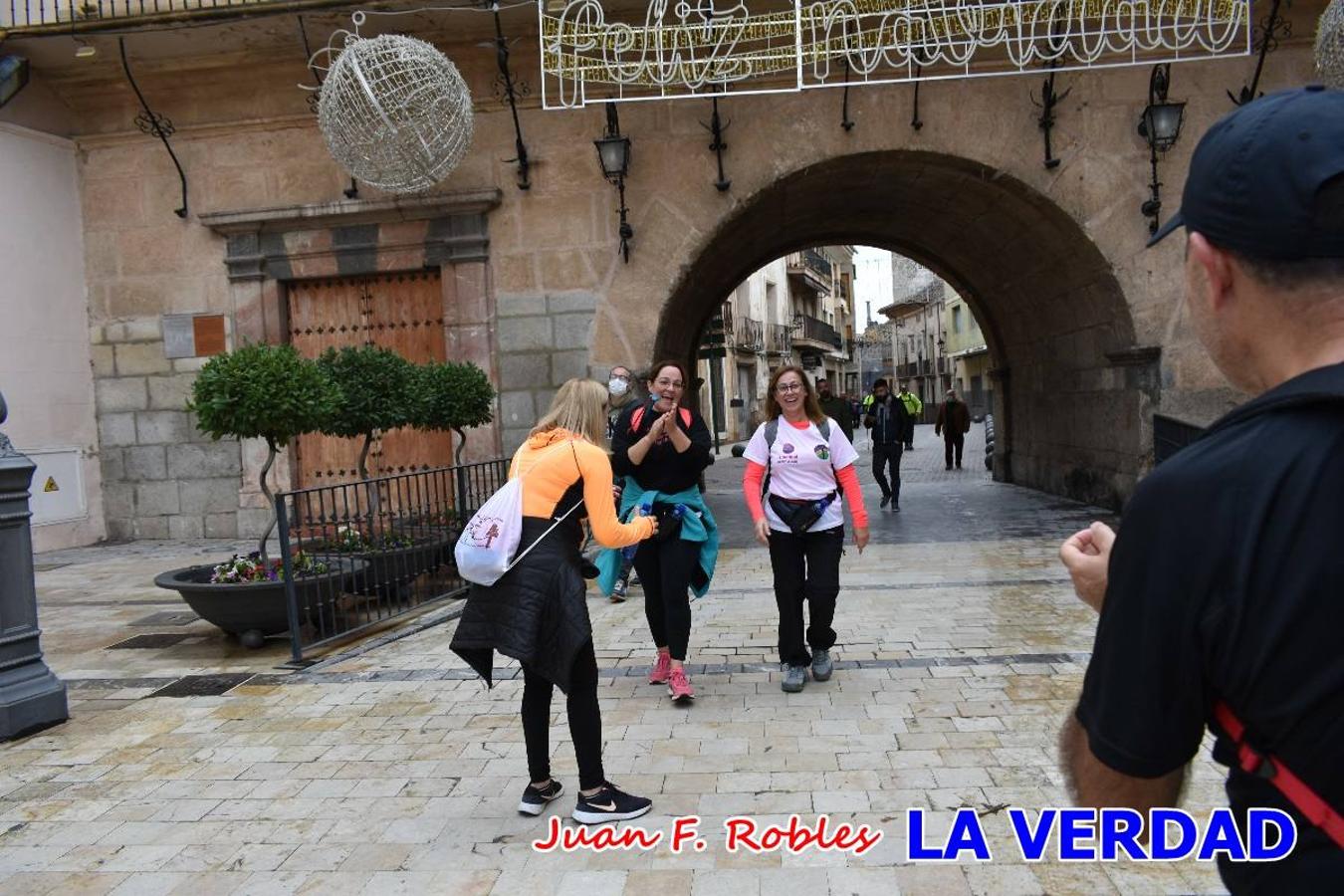 Unas 200 personas de Granja de Rocamora, Abanilla y Ulea finalizaron ayer el recorrido, a pide, de los 120 kilómetros que separan la localidad alicantina de Caravaca de la Cruz. Los cuatro municipios comparten la devoción a sendos Lignum Crucis que se veneran en cada una de las localidades. Ayer recorrieron la última etapa, desde Bullas hasta basílica de la Vera Cruz en una ceremonia oficiada por el rector, Emilio Sánchez, y en la que estuvieron presentes los representantes de las instituciones religiosas que organizaban la peregrinación y una representación de los ocho Ayuntamientos que atraviesa este camino.