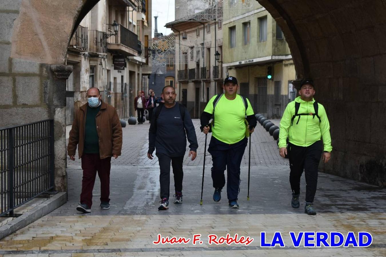 Unas 200 personas de Granja de Rocamora, Abanilla y Ulea finalizaron ayer el recorrido, a pide, de los 120 kilómetros que separan la localidad alicantina de Caravaca de la Cruz. Los cuatro municipios comparten la devoción a sendos Lignum Crucis que se veneran en cada una de las localidades. Ayer recorrieron la última etapa, desde Bullas hasta basílica de la Vera Cruz en una ceremonia oficiada por el rector, Emilio Sánchez, y en la que estuvieron presentes los representantes de las instituciones religiosas que organizaban la peregrinación y una representación de los ocho Ayuntamientos que atraviesa este camino.