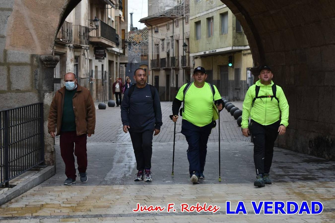 Unas 200 personas de Granja de Rocamora, Abanilla y Ulea finalizaron ayer el recorrido, a pide, de los 120 kilómetros que separan la localidad alicantina de Caravaca de la Cruz. Los cuatro municipios comparten la devoción a sendos Lignum Crucis que se veneran en cada una de las localidades. Ayer recorrieron la última etapa, desde Bullas hasta basílica de la Vera Cruz en una ceremonia oficiada por el rector, Emilio Sánchez, y en la que estuvieron presentes los representantes de las instituciones religiosas que organizaban la peregrinación y una representación de los ocho Ayuntamientos que atraviesa este camino.