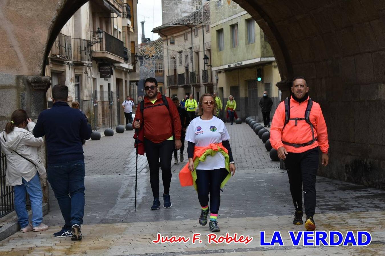 Unas 200 personas de Granja de Rocamora, Abanilla y Ulea finalizaron ayer el recorrido, a pide, de los 120 kilómetros que separan la localidad alicantina de Caravaca de la Cruz. Los cuatro municipios comparten la devoción a sendos Lignum Crucis que se veneran en cada una de las localidades. Ayer recorrieron la última etapa, desde Bullas hasta basílica de la Vera Cruz en una ceremonia oficiada por el rector, Emilio Sánchez, y en la que estuvieron presentes los representantes de las instituciones religiosas que organizaban la peregrinación y una representación de los ocho Ayuntamientos que atraviesa este camino.