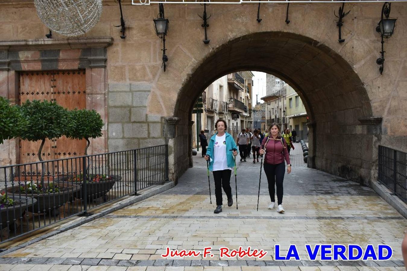 Unas 200 personas de Granja de Rocamora, Abanilla y Ulea finalizaron ayer el recorrido, a pide, de los 120 kilómetros que separan la localidad alicantina de Caravaca de la Cruz. Los cuatro municipios comparten la devoción a sendos Lignum Crucis que se veneran en cada una de las localidades. Ayer recorrieron la última etapa, desde Bullas hasta basílica de la Vera Cruz en una ceremonia oficiada por el rector, Emilio Sánchez, y en la que estuvieron presentes los representantes de las instituciones religiosas que organizaban la peregrinación y una representación de los ocho Ayuntamientos que atraviesa este camino.