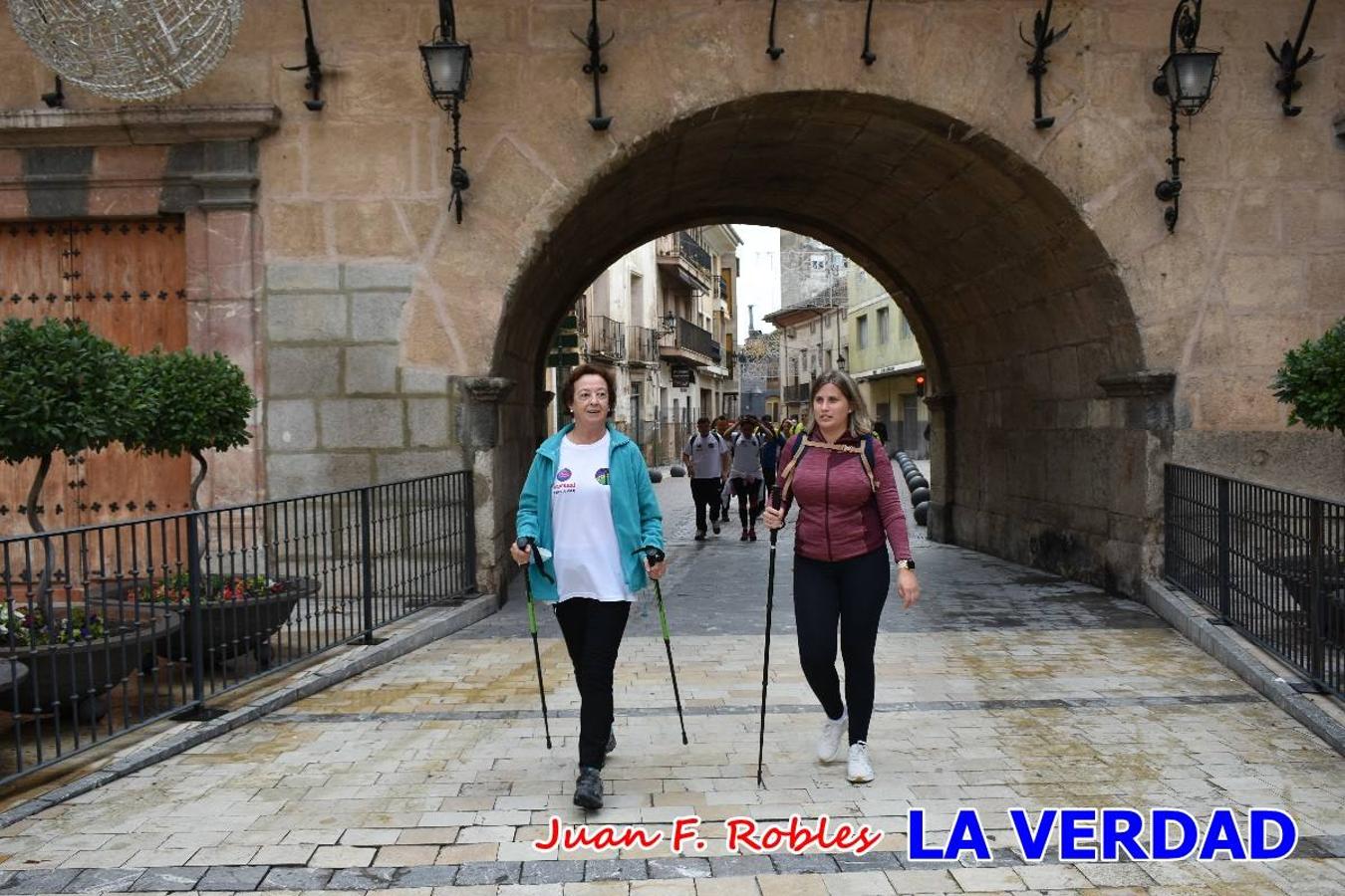 Unas 200 personas de Granja de Rocamora, Abanilla y Ulea finalizaron ayer el recorrido, a pide, de los 120 kilómetros que separan la localidad alicantina de Caravaca de la Cruz. Los cuatro municipios comparten la devoción a sendos Lignum Crucis que se veneran en cada una de las localidades. Ayer recorrieron la última etapa, desde Bullas hasta basílica de la Vera Cruz en una ceremonia oficiada por el rector, Emilio Sánchez, y en la que estuvieron presentes los representantes de las instituciones religiosas que organizaban la peregrinación y una representación de los ocho Ayuntamientos que atraviesa este camino.