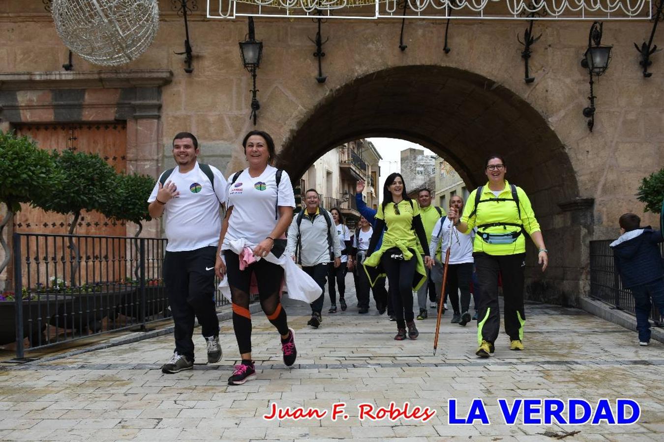 Unas 200 personas de Granja de Rocamora, Abanilla y Ulea finalizaron ayer el recorrido, a pide, de los 120 kilómetros que separan la localidad alicantina de Caravaca de la Cruz. Los cuatro municipios comparten la devoción a sendos Lignum Crucis que se veneran en cada una de las localidades. Ayer recorrieron la última etapa, desde Bullas hasta basílica de la Vera Cruz en una ceremonia oficiada por el rector, Emilio Sánchez, y en la que estuvieron presentes los representantes de las instituciones religiosas que organizaban la peregrinación y una representación de los ocho Ayuntamientos que atraviesa este camino.