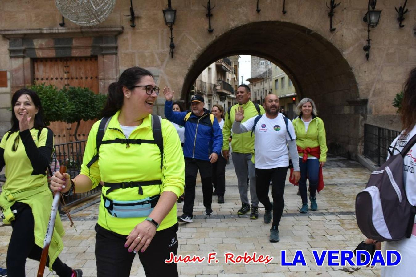 Unas 200 personas de Granja de Rocamora, Abanilla y Ulea finalizaron ayer el recorrido, a pide, de los 120 kilómetros que separan la localidad alicantina de Caravaca de la Cruz. Los cuatro municipios comparten la devoción a sendos Lignum Crucis que se veneran en cada una de las localidades. Ayer recorrieron la última etapa, desde Bullas hasta basílica de la Vera Cruz en una ceremonia oficiada por el rector, Emilio Sánchez, y en la que estuvieron presentes los representantes de las instituciones religiosas que organizaban la peregrinación y una representación de los ocho Ayuntamientos que atraviesa este camino.