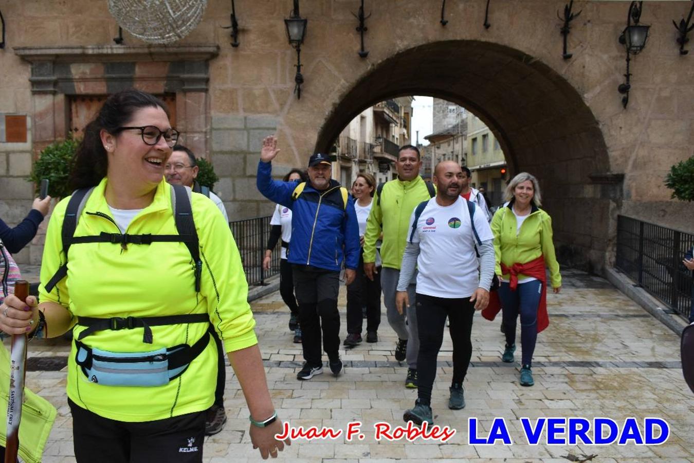 Unas 200 personas de Granja de Rocamora, Abanilla y Ulea finalizaron ayer el recorrido, a pide, de los 120 kilómetros que separan la localidad alicantina de Caravaca de la Cruz. Los cuatro municipios comparten la devoción a sendos Lignum Crucis que se veneran en cada una de las localidades. Ayer recorrieron la última etapa, desde Bullas hasta basílica de la Vera Cruz en una ceremonia oficiada por el rector, Emilio Sánchez, y en la que estuvieron presentes los representantes de las instituciones religiosas que organizaban la peregrinación y una representación de los ocho Ayuntamientos que atraviesa este camino.