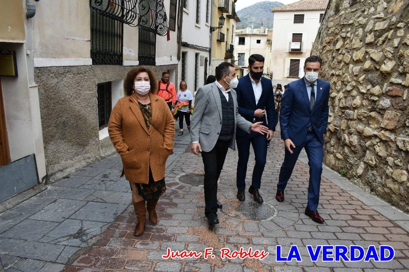 Unas 200 personas de Granja de Rocamora, Abanilla y Ulea finalizaron ayer el recorrido, a pide, de los 120 kilómetros que separan la localidad alicantina de Caravaca de la Cruz. Los cuatro municipios comparten la devoción a sendos Lignum Crucis que se veneran en cada una de las localidades. Ayer recorrieron la última etapa, desde Bullas hasta basílica de la Vera Cruz en una ceremonia oficiada por el rector, Emilio Sánchez, y en la que estuvieron presentes los representantes de las instituciones religiosas que organizaban la peregrinación y una representación de los ocho Ayuntamientos que atraviesa este camino.