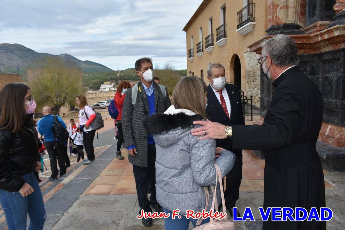 Unas 200 personas de Granja de Rocamora, Abanilla y Ulea finalizaron ayer el recorrido, a pide, de los 120 kilómetros que separan la localidad alicantina de Caravaca de la Cruz. Los cuatro municipios comparten la devoción a sendos Lignum Crucis que se veneran en cada una de las localidades. Ayer recorrieron la última etapa, desde Bullas hasta basílica de la Vera Cruz en una ceremonia oficiada por el rector, Emilio Sánchez, y en la que estuvieron presentes los representantes de las instituciones religiosas que organizaban la peregrinación y una representación de los ocho Ayuntamientos que atraviesa este camino.