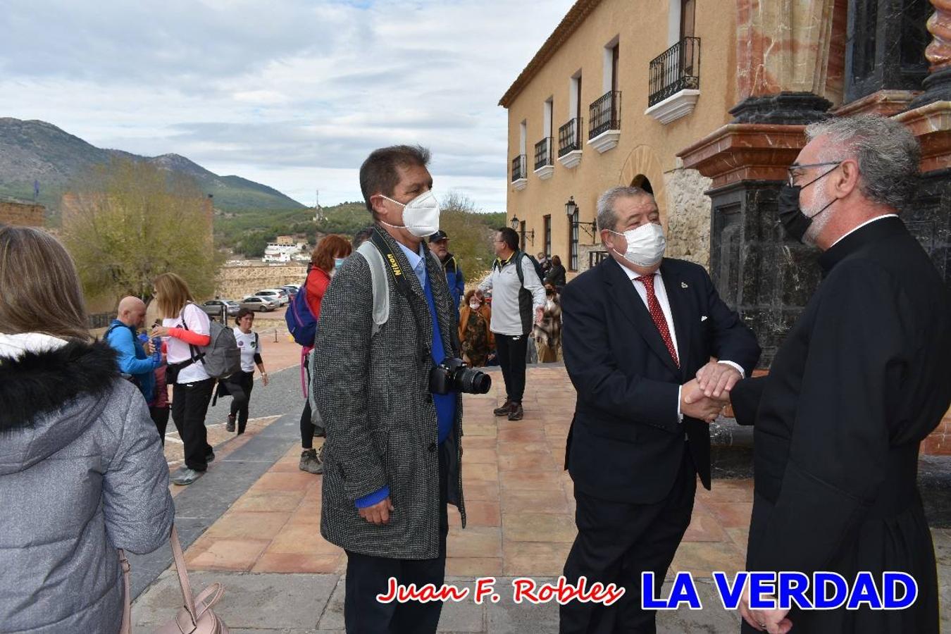 Unas 200 personas de Granja de Rocamora, Abanilla y Ulea finalizaron ayer el recorrido, a pide, de los 120 kilómetros que separan la localidad alicantina de Caravaca de la Cruz. Los cuatro municipios comparten la devoción a sendos Lignum Crucis que se veneran en cada una de las localidades. Ayer recorrieron la última etapa, desde Bullas hasta basílica de la Vera Cruz en una ceremonia oficiada por el rector, Emilio Sánchez, y en la que estuvieron presentes los representantes de las instituciones religiosas que organizaban la peregrinación y una representación de los ocho Ayuntamientos que atraviesa este camino.