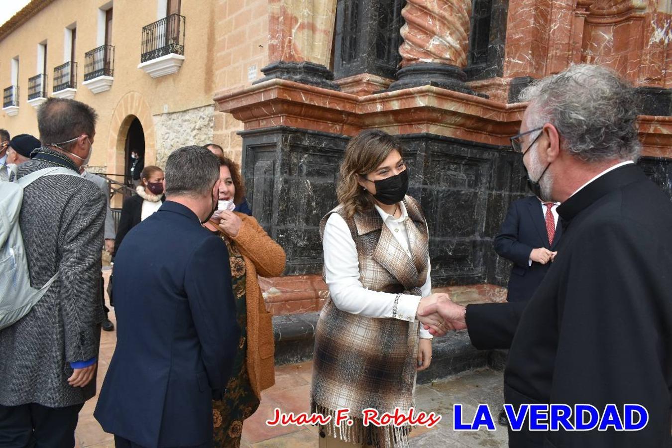 Unas 200 personas de Granja de Rocamora, Abanilla y Ulea finalizaron ayer el recorrido, a pide, de los 120 kilómetros que separan la localidad alicantina de Caravaca de la Cruz. Los cuatro municipios comparten la devoción a sendos Lignum Crucis que se veneran en cada una de las localidades. Ayer recorrieron la última etapa, desde Bullas hasta basílica de la Vera Cruz en una ceremonia oficiada por el rector, Emilio Sánchez, y en la que estuvieron presentes los representantes de las instituciones religiosas que organizaban la peregrinación y una representación de los ocho Ayuntamientos que atraviesa este camino.