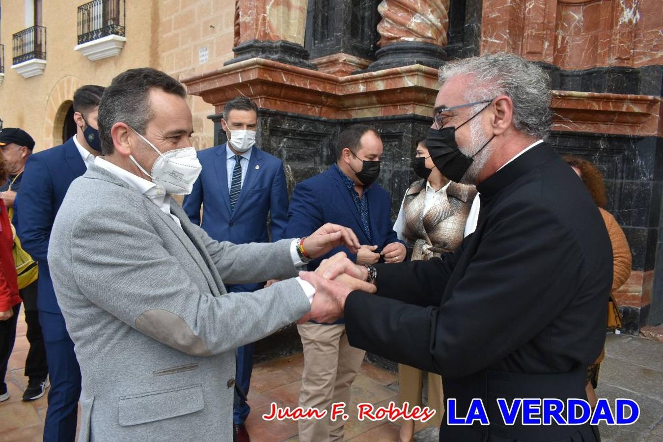 Unas 200 personas de Granja de Rocamora, Abanilla y Ulea finalizaron ayer el recorrido, a pide, de los 120 kilómetros que separan la localidad alicantina de Caravaca de la Cruz. Los cuatro municipios comparten la devoción a sendos Lignum Crucis que se veneran en cada una de las localidades. Ayer recorrieron la última etapa, desde Bullas hasta basílica de la Vera Cruz en una ceremonia oficiada por el rector, Emilio Sánchez, y en la que estuvieron presentes los representantes de las instituciones religiosas que organizaban la peregrinación y una representación de los ocho Ayuntamientos que atraviesa este camino.