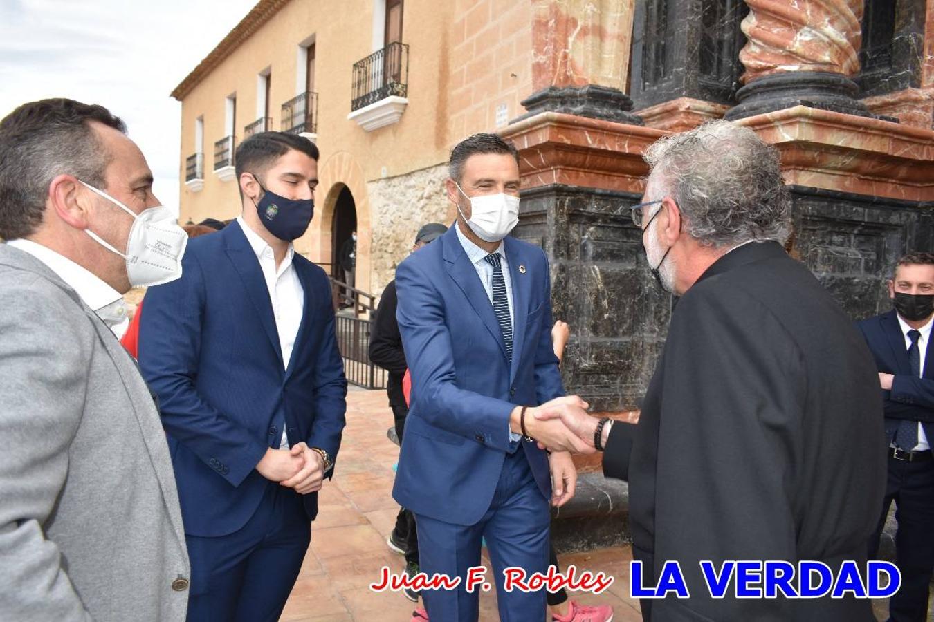 Unas 200 personas de Granja de Rocamora, Abanilla y Ulea finalizaron ayer el recorrido, a pide, de los 120 kilómetros que separan la localidad alicantina de Caravaca de la Cruz. Los cuatro municipios comparten la devoción a sendos Lignum Crucis que se veneran en cada una de las localidades. Ayer recorrieron la última etapa, desde Bullas hasta basílica de la Vera Cruz en una ceremonia oficiada por el rector, Emilio Sánchez, y en la que estuvieron presentes los representantes de las instituciones religiosas que organizaban la peregrinación y una representación de los ocho Ayuntamientos que atraviesa este camino.