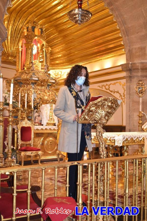 Unas 200 personas de Granja de Rocamora, Abanilla y Ulea finalizaron ayer el recorrido, a pide, de los 120 kilómetros que separan la localidad alicantina de Caravaca de la Cruz. Los cuatro municipios comparten la devoción a sendos Lignum Crucis que se veneran en cada una de las localidades. Ayer recorrieron la última etapa, desde Bullas hasta basílica de la Vera Cruz en una ceremonia oficiada por el rector, Emilio Sánchez, y en la que estuvieron presentes los representantes de las instituciones religiosas que organizaban la peregrinación y una representación de los ocho Ayuntamientos que atraviesa este camino.