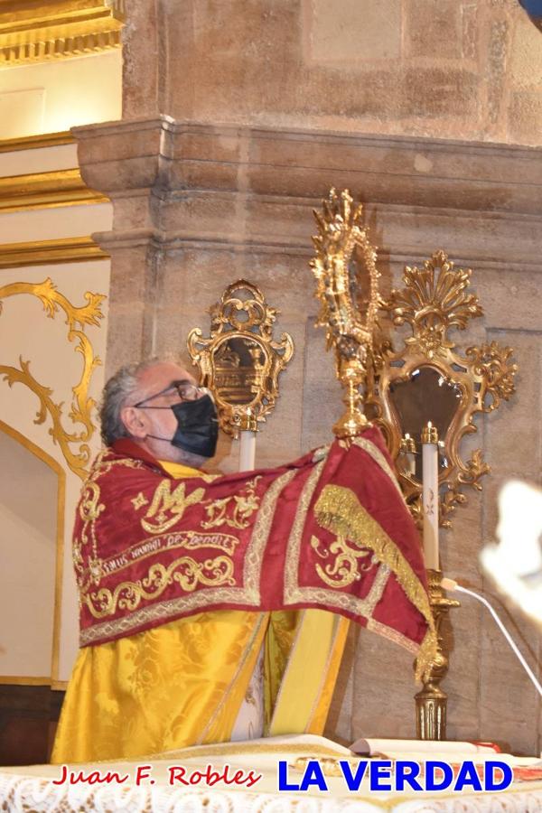 Unas 200 personas de Granja de Rocamora, Abanilla y Ulea finalizaron ayer el recorrido, a pide, de los 120 kilómetros que separan la localidad alicantina de Caravaca de la Cruz. Los cuatro municipios comparten la devoción a sendos Lignum Crucis que se veneran en cada una de las localidades. Ayer recorrieron la última etapa, desde Bullas hasta basílica de la Vera Cruz en una ceremonia oficiada por el rector, Emilio Sánchez, y en la que estuvieron presentes los representantes de las instituciones religiosas que organizaban la peregrinación y una representación de los ocho Ayuntamientos que atraviesa este camino.