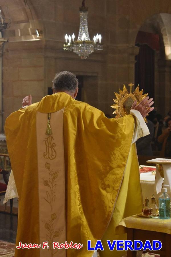 Unas 200 personas de Granja de Rocamora, Abanilla y Ulea finalizaron ayer el recorrido, a pide, de los 120 kilómetros que separan la localidad alicantina de Caravaca de la Cruz. Los cuatro municipios comparten la devoción a sendos Lignum Crucis que se veneran en cada una de las localidades. Ayer recorrieron la última etapa, desde Bullas hasta basílica de la Vera Cruz en una ceremonia oficiada por el rector, Emilio Sánchez, y en la que estuvieron presentes los representantes de las instituciones religiosas que organizaban la peregrinación y una representación de los ocho Ayuntamientos que atraviesa este camino.