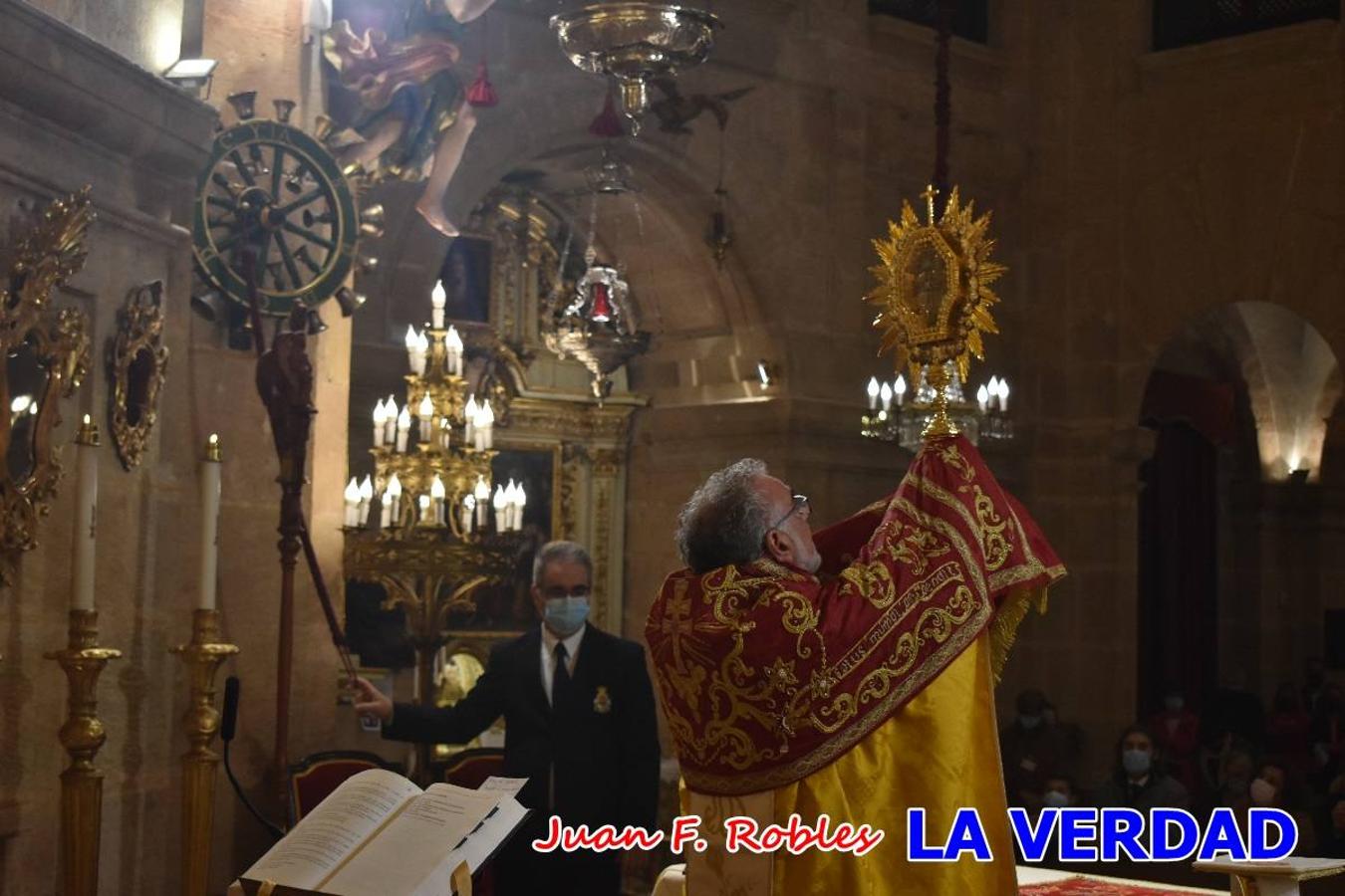 Unas 200 personas de Granja de Rocamora, Abanilla y Ulea finalizaron ayer el recorrido, a pide, de los 120 kilómetros que separan la localidad alicantina de Caravaca de la Cruz. Los cuatro municipios comparten la devoción a sendos Lignum Crucis que se veneran en cada una de las localidades. Ayer recorrieron la última etapa, desde Bullas hasta basílica de la Vera Cruz en una ceremonia oficiada por el rector, Emilio Sánchez, y en la que estuvieron presentes los representantes de las instituciones religiosas que organizaban la peregrinación y una representación de los ocho Ayuntamientos que atraviesa este camino.