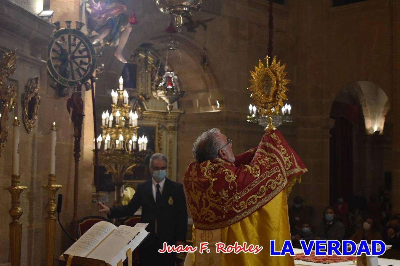 Unas 200 personas de Granja de Rocamora, Abanilla y Ulea finalizaron ayer el recorrido, a pide, de los 120 kilómetros que separan la localidad alicantina de Caravaca de la Cruz. Los cuatro municipios comparten la devoción a sendos Lignum Crucis que se veneran en cada una de las localidades. Ayer recorrieron la última etapa, desde Bullas hasta basílica de la Vera Cruz en una ceremonia oficiada por el rector, Emilio Sánchez, y en la que estuvieron presentes los representantes de las instituciones religiosas que organizaban la peregrinación y una representación de los ocho Ayuntamientos que atraviesa este camino.