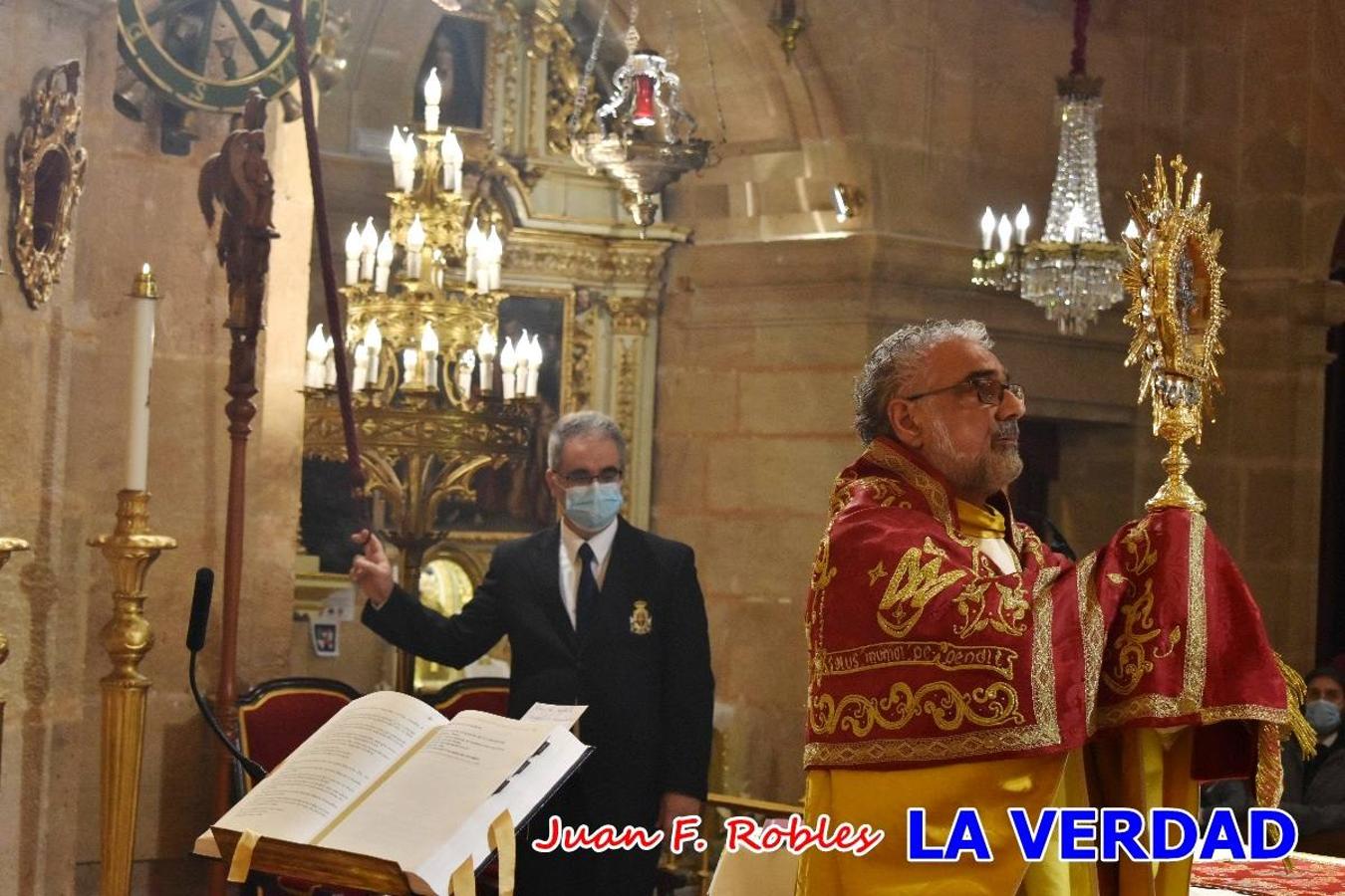 Unas 200 personas de Granja de Rocamora, Abanilla y Ulea finalizaron ayer el recorrido, a pide, de los 120 kilómetros que separan la localidad alicantina de Caravaca de la Cruz. Los cuatro municipios comparten la devoción a sendos Lignum Crucis que se veneran en cada una de las localidades. Ayer recorrieron la última etapa, desde Bullas hasta basílica de la Vera Cruz en una ceremonia oficiada por el rector, Emilio Sánchez, y en la que estuvieron presentes los representantes de las instituciones religiosas que organizaban la peregrinación y una representación de los ocho Ayuntamientos que atraviesa este camino.