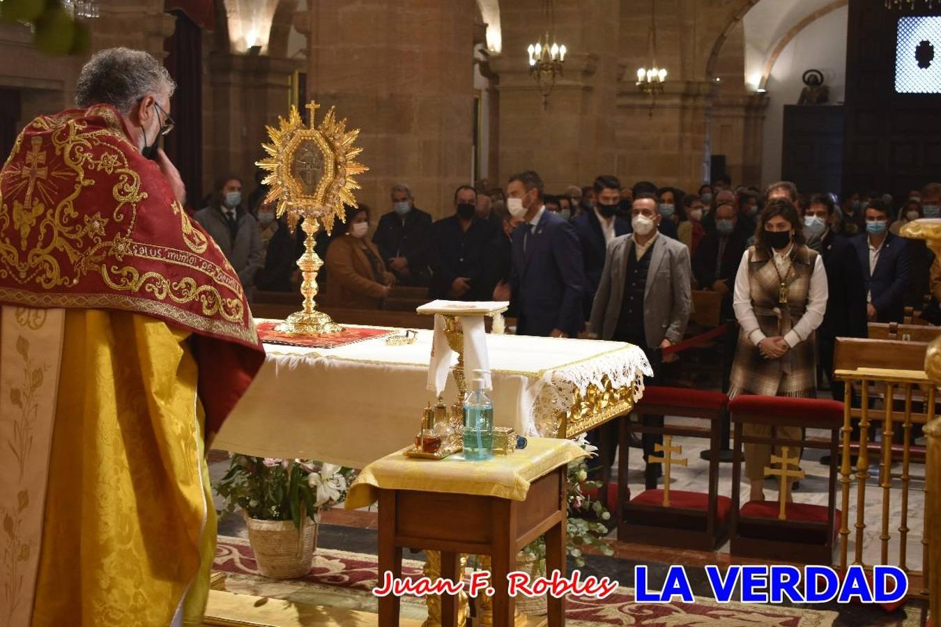 Unas 200 personas de Granja de Rocamora, Abanilla y Ulea finalizaron ayer el recorrido, a pide, de los 120 kilómetros que separan la localidad alicantina de Caravaca de la Cruz. Los cuatro municipios comparten la devoción a sendos Lignum Crucis que se veneran en cada una de las localidades. Ayer recorrieron la última etapa, desde Bullas hasta basílica de la Vera Cruz en una ceremonia oficiada por el rector, Emilio Sánchez, y en la que estuvieron presentes los representantes de las instituciones religiosas que organizaban la peregrinación y una representación de los ocho Ayuntamientos que atraviesa este camino.