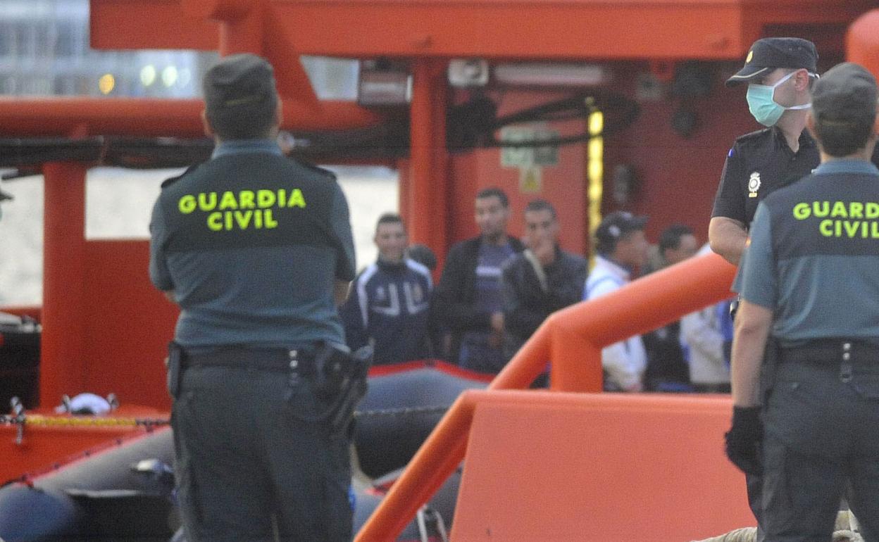Agentes de la Guardia Civil en el Puerto de Cartagena en una imagen de archivo. 