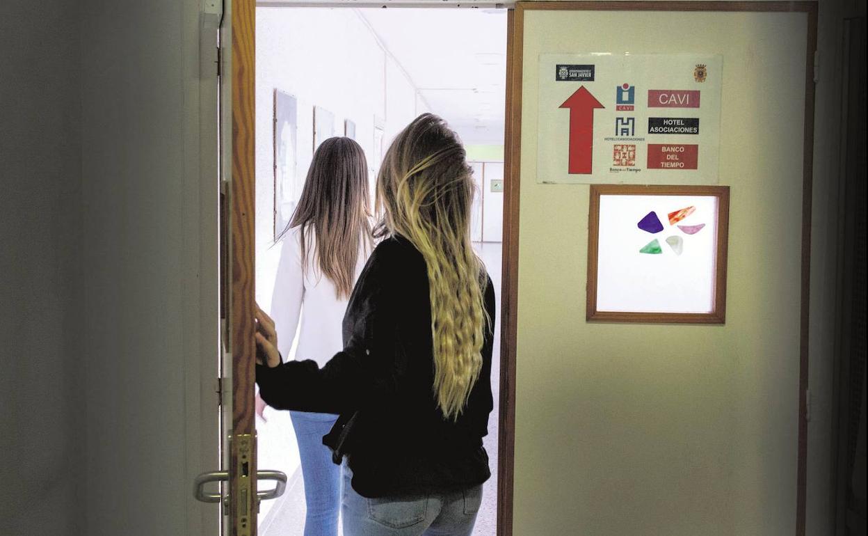 Dos mujeres en el CAVI de San Javier, en una fotografía de archivo.