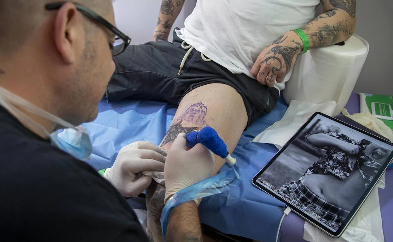 Cómo curar un tatuaje recién hecho