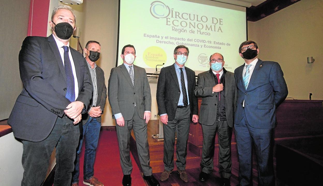 Alberto Aguirre, Fernando Jiménez, Carlos Viloria, Ignacio Prendes, Joaquín Hernández y Germán Teruel, ayer en el Casino de Murcia, durante el acto organizado por el Círculo de Economía de la Región. 