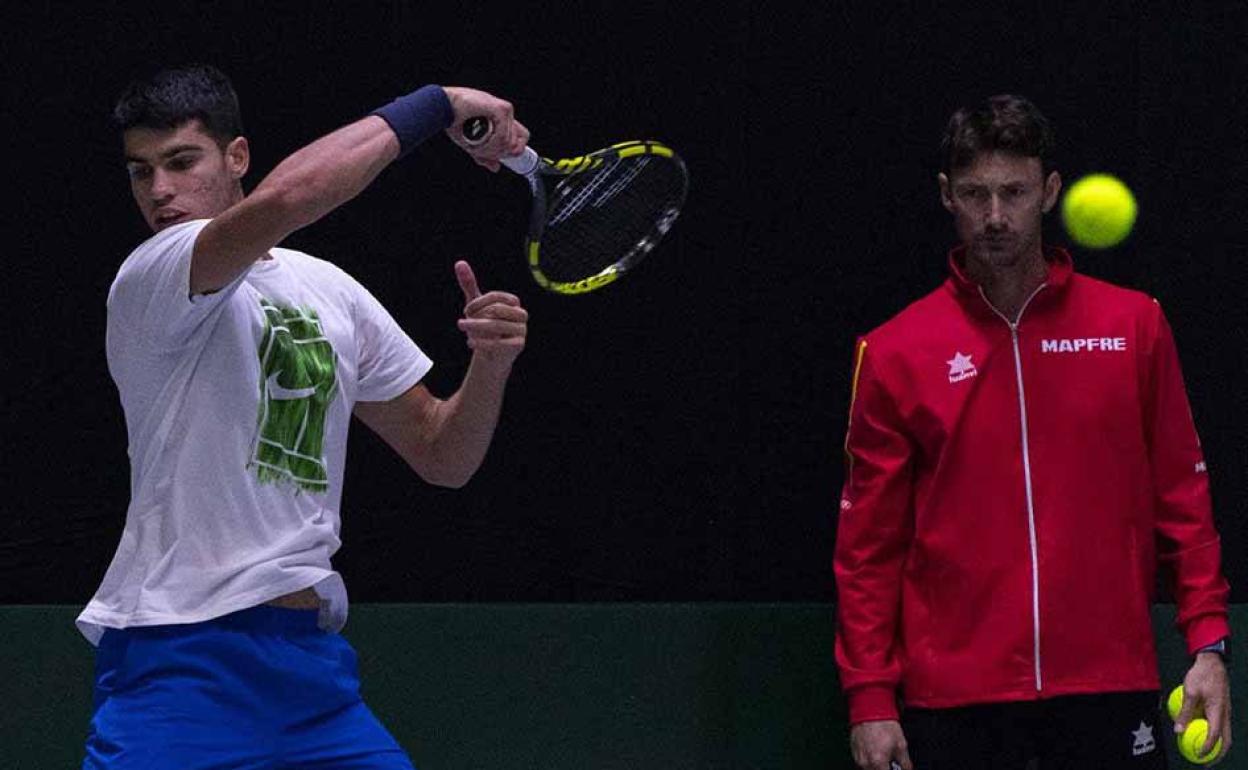 Carlos Alcaraz entrena ante la mirada de su entrenador, Juan Carlos Ferrero, esta semana en Madrid.