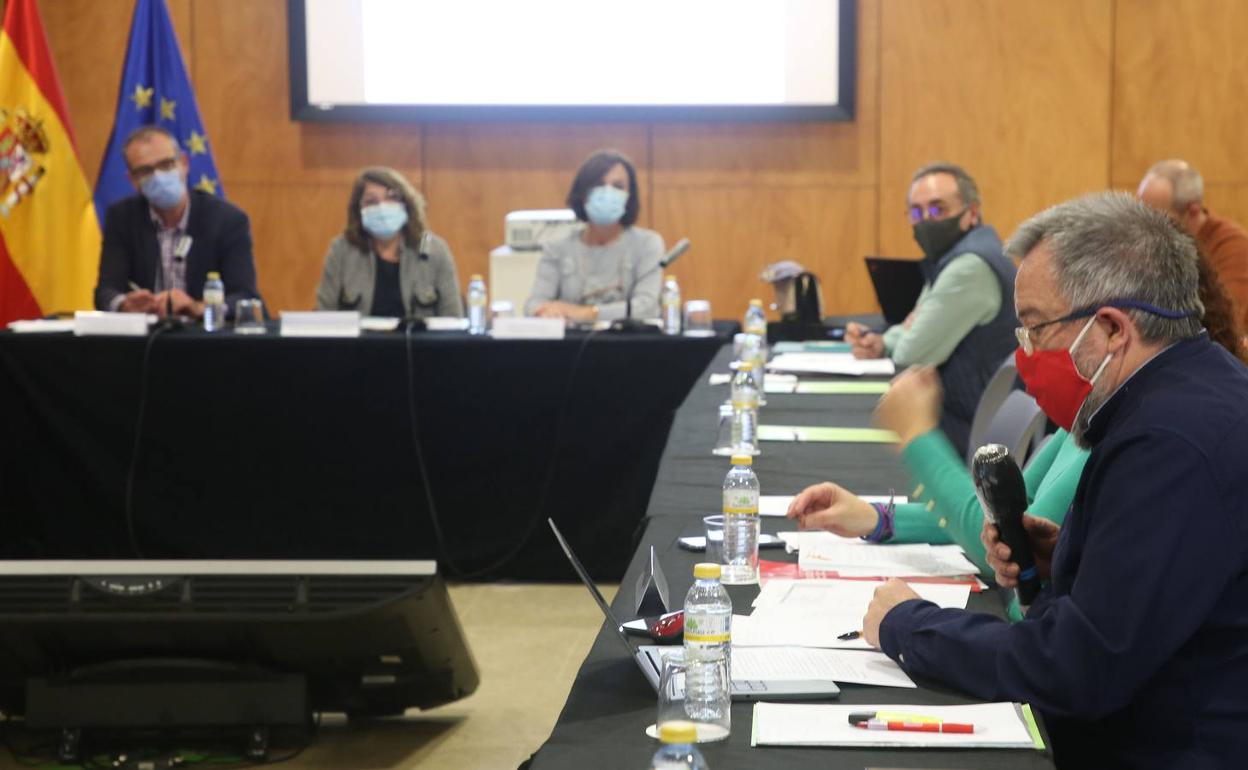 Representantes de los sindicatos y de la Consejería de Educación, durante la reunión. 