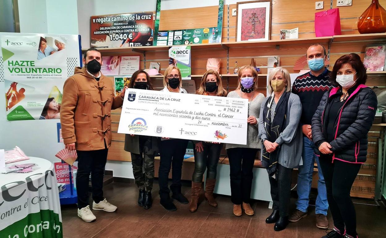 Acto de entrega de la recaudación a los representantes de la AECC en Caravaca. 