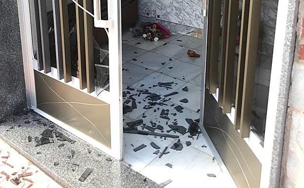 Destrozos en uno de los panteones del cementerio de Javalí Nuevo.