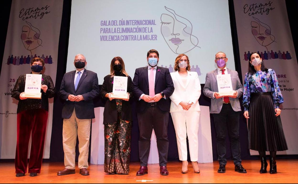 Fernando López Miras e Isabel Franco (centro), junto a los premiados y el presidente de la Asamblea Regional, Alberto Castillo (2º izq.).