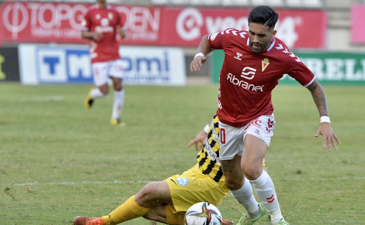 Dani García controla el balón en el partido contra el Pulpileño, el pasado 17 de octubre. 