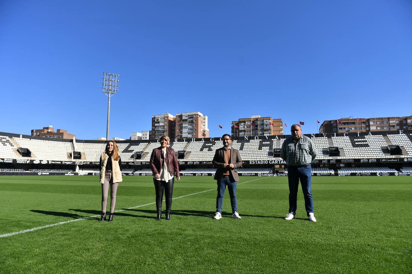 Acto con representantes del Ayuntamiento del Cartagena y el Efesé, este viernes, en el Cartagonova.