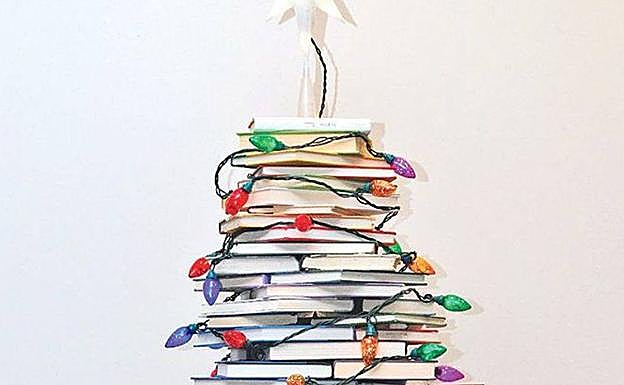 Árbol de Navidad hecho de libros.