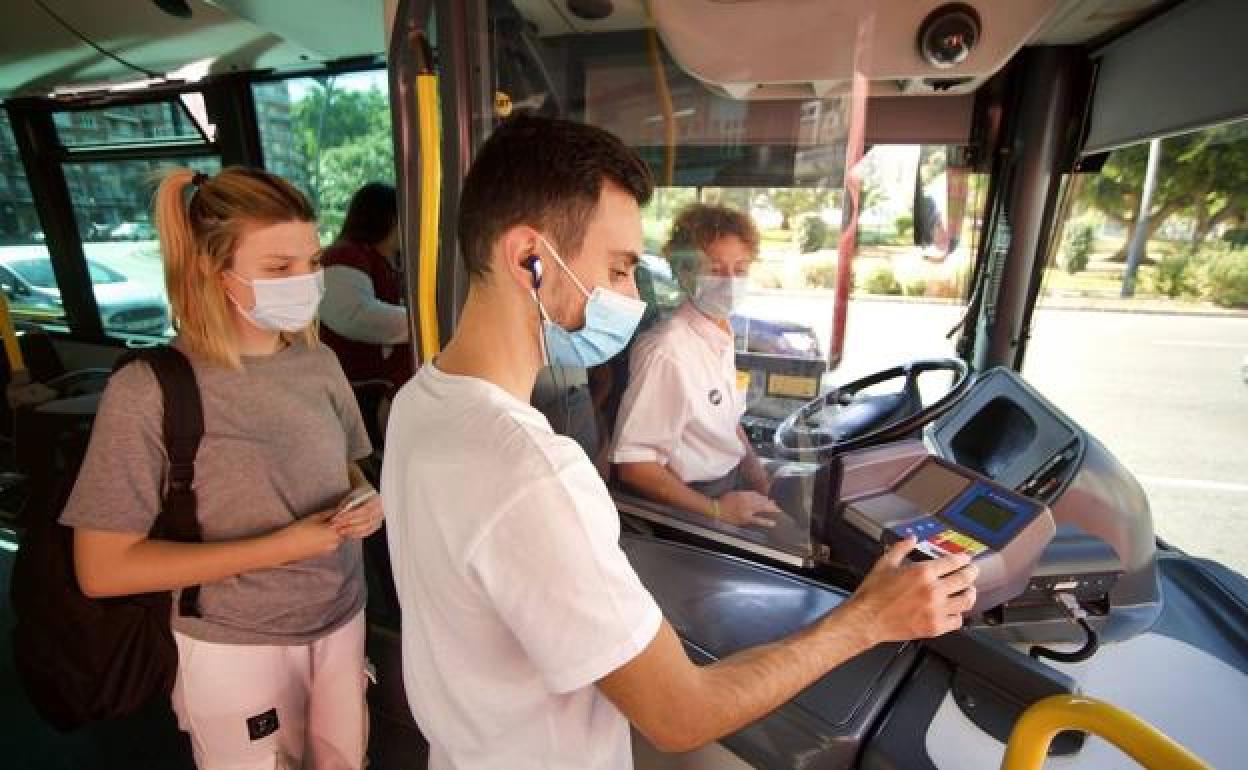 Usuarios de autobús pasan la tarjeta para hacer uso del servicio.