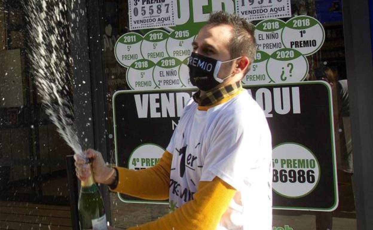 Uno de los loteros que vendió el primer premio de la Lotería del Niño de 2021.