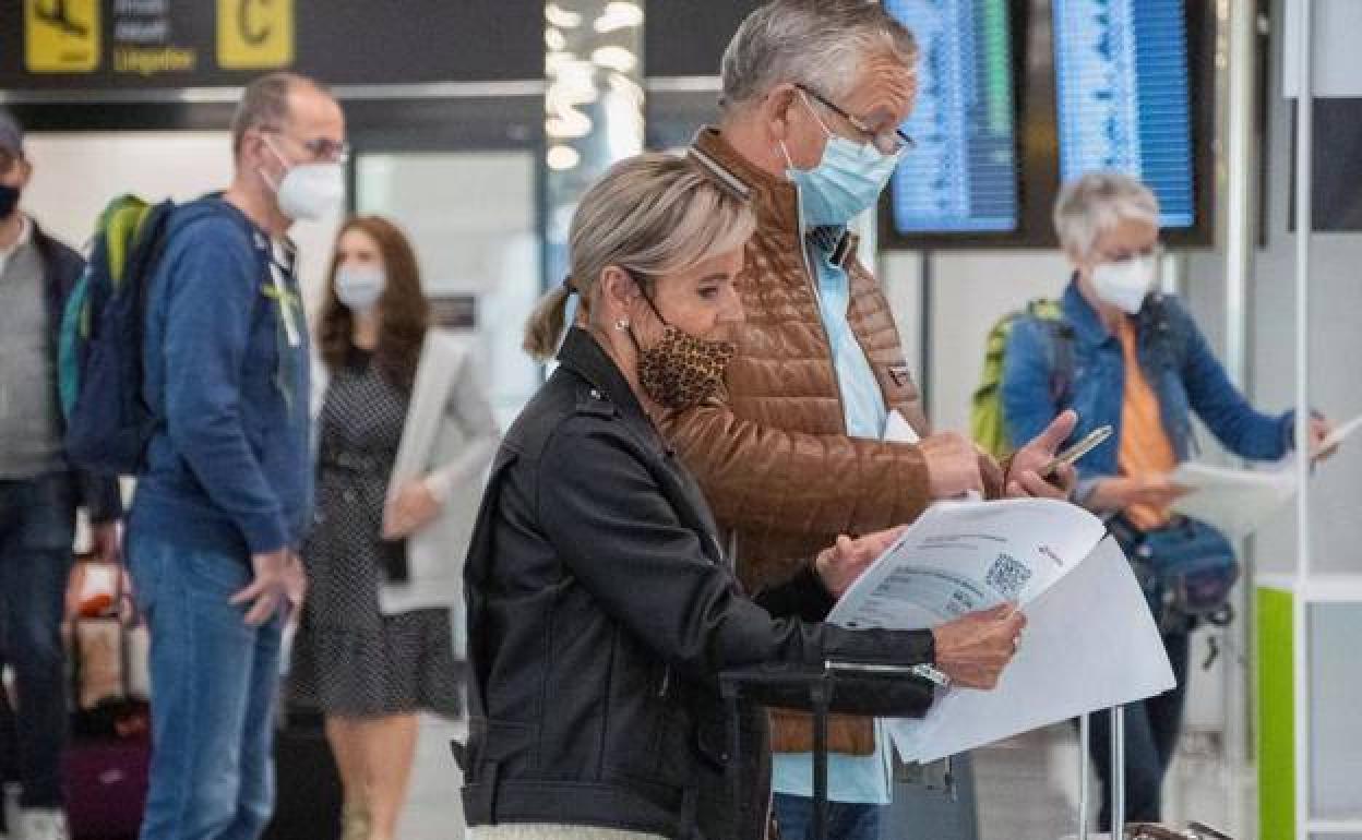 Tránsito de viajeros en el aeropuerto de Palma de Mallorca, en una imagen de archivo. 