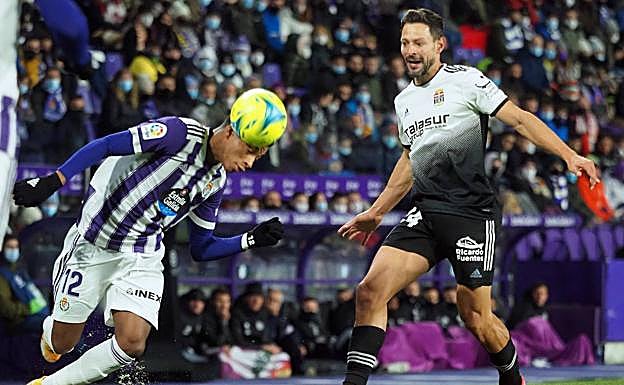 Galería. De la Bella observa el cabeceo de Gonzalo Plata, autor del segundo gol del Real Valladolid.