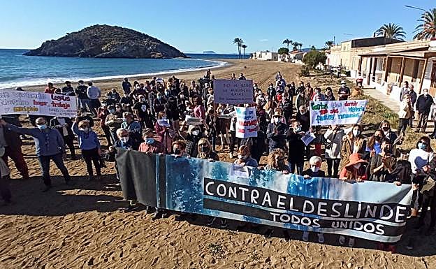 Los afectados por el deslinde protestan en la playa de Nares de Mazarrón. 