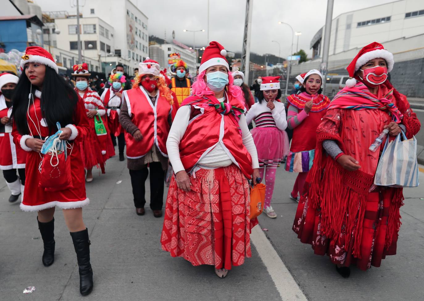 Fotos: Un colorido desfile de artesanos da la bienvenida a la Navidad en Bolivia