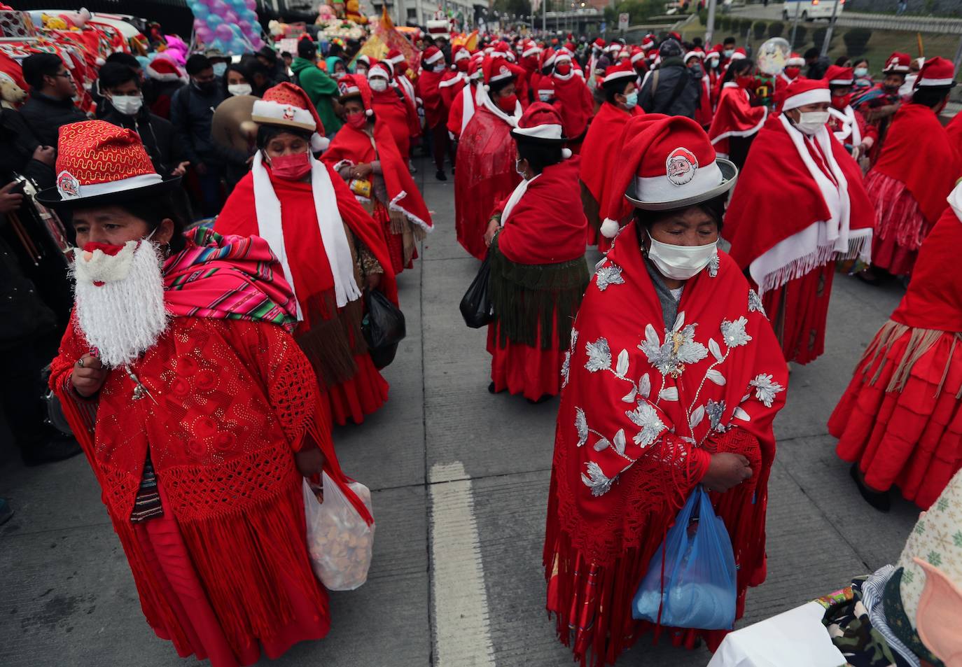 Fotos: Un colorido desfile de artesanos da la bienvenida a la Navidad en Bolivia